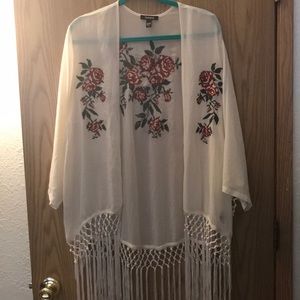 0/00 Torrid Embroidered rose fringe Kimono FIRM